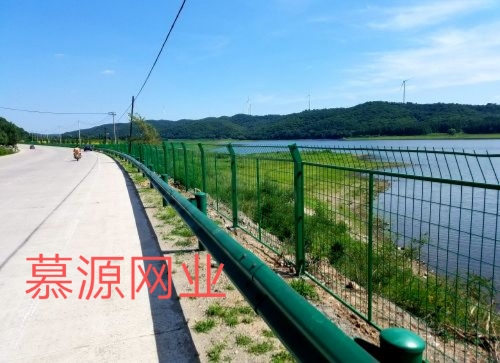 高速公路常用隔離網(wǎng):公路隔離網(wǎng)、防炫目網(wǎng)、護(hù)欄板
