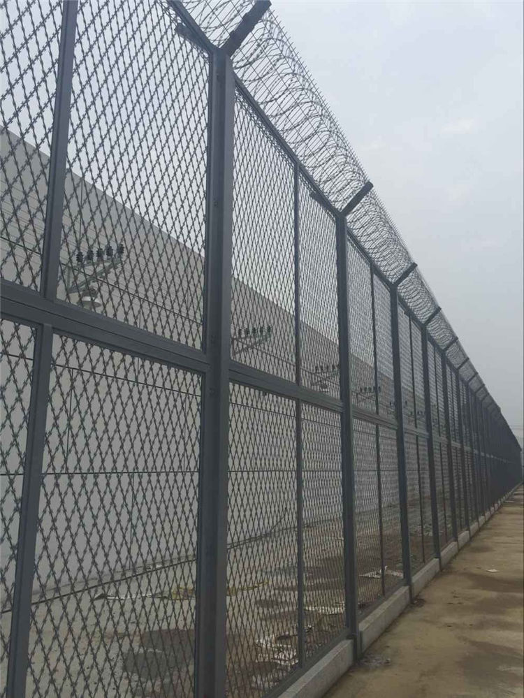 焊接式刀片刺網(wǎng)菱形方孔設(shè)計阻隔防護(hù)網(wǎng)墻