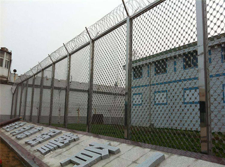 看守所、拘留所安裝防攀爬金屬隔離網(wǎng)時(shí)的注意事項(xiàng)